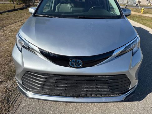 Used 2022 Toyota Sienna Limited FWD image 21