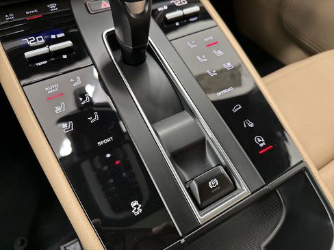 Used 2025 Porsche Macan Turbo AWD/4WD image 26