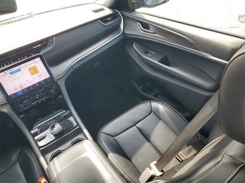 Certified 2024 Jeep Grand Cherokee L Limited w/ Luxury Tech Group II image 15