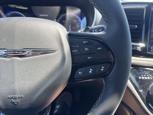 Used 2025 Chrysler Pacifica Limited FWD image 14