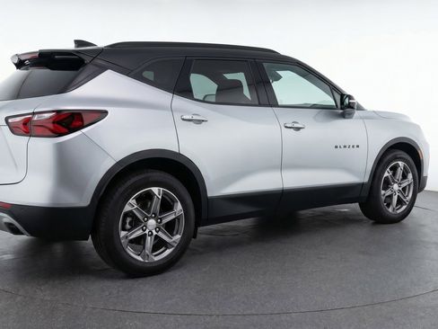 Used 2025 Chevrolet Blazer LT FWD image 9