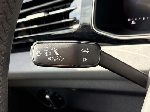 Used 2025 Volkswagen Jetta SE FWD image 11