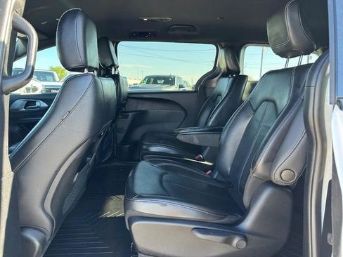Used 2022 Chrysler Pacifica Touring-L w/ S Appearance Package FWD image 11