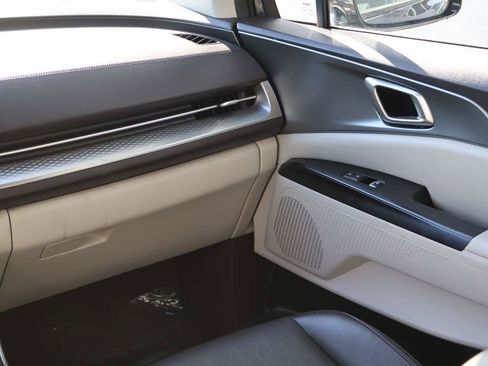 Used 2024 Kia Carnival LX FWD image 18