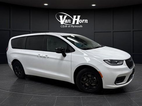 Used 2024 Chrysler Pacifica Select image 1