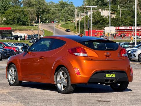 Used 2013 Hyundai Veloster FWD image 2