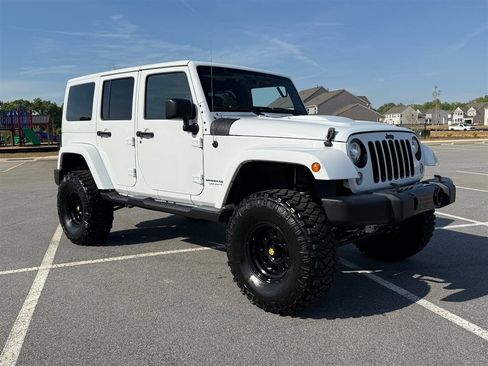Used 2018 Jeep Wrangler Unlimited Sahara image 9
