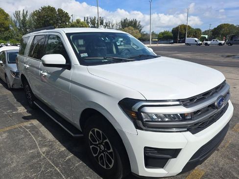 Used 2023 Ford Expedition XLT image 3