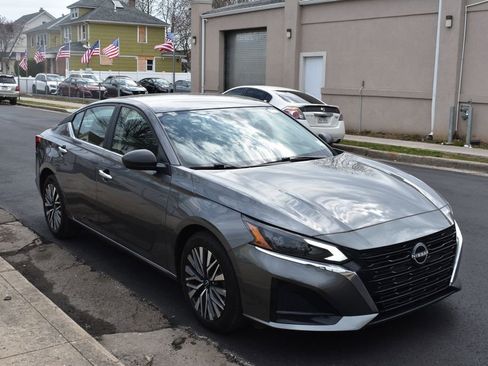 Used 2025 Nissan Altima 2.5 SV image 4