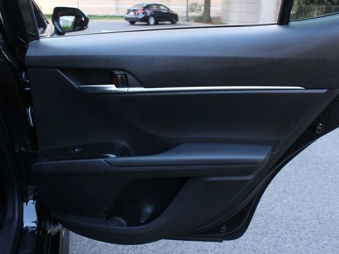Used 2018 Toyota Camry SE w/ Moonroof Package FWD image 23