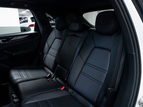 Used 2022 Porsche Cayenne w/ Premium Package image 21