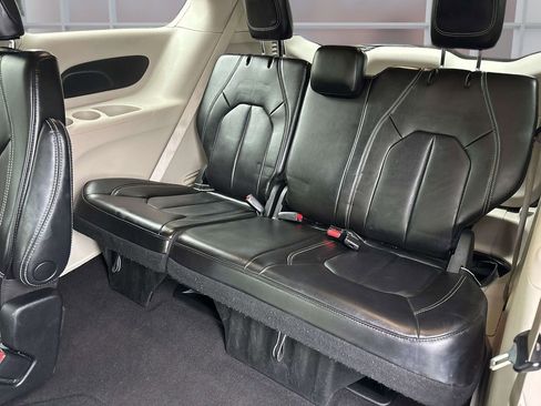Used 2023 Chrysler Pacifica Touring-L FWD image 17
