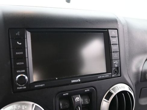 Used 2015 Jeep Wrangler Unlimited Sahara w/ Connectivity Group AWD/4WD image 15