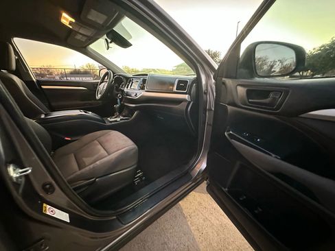 Used 2018 Toyota Highlander FWD V6 image 19