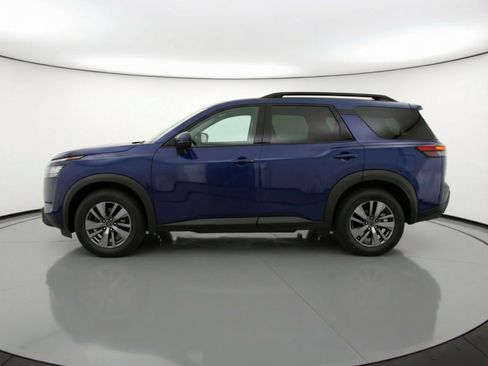 Used 2025 Nissan Pathfinder SV image 5