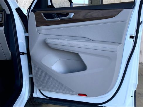 Used 2024 Volkswagen Atlas SE image 22