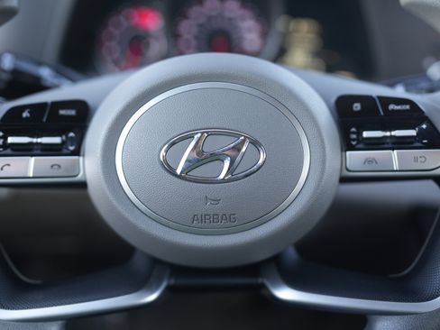 Used 2023 Hyundai Elantra SEL image 19