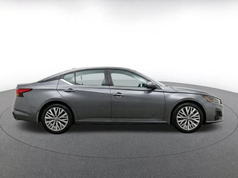 Used 2025 Nissan Altima 2.5 SV FWD image 12