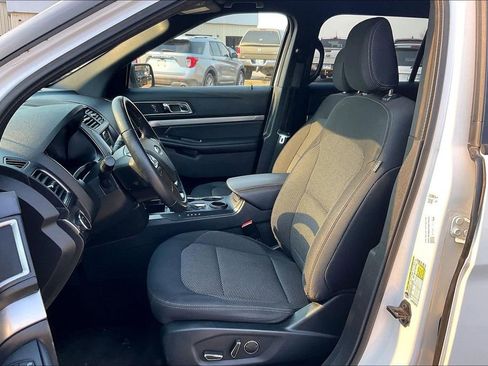 Used 2018 Ford Explorer XLT w/ Equipment Group 201A FWD image 23