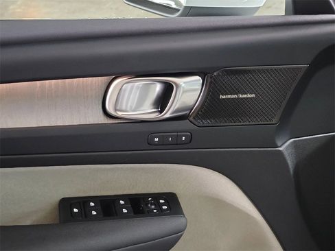 Certified 2023 Volvo XC40 B5 Ultimate w/ Protection Package Premier image 21