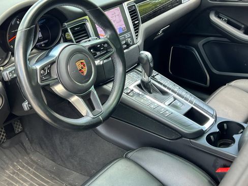 Certified 2017 Porsche Macan AWD/4WD image 4