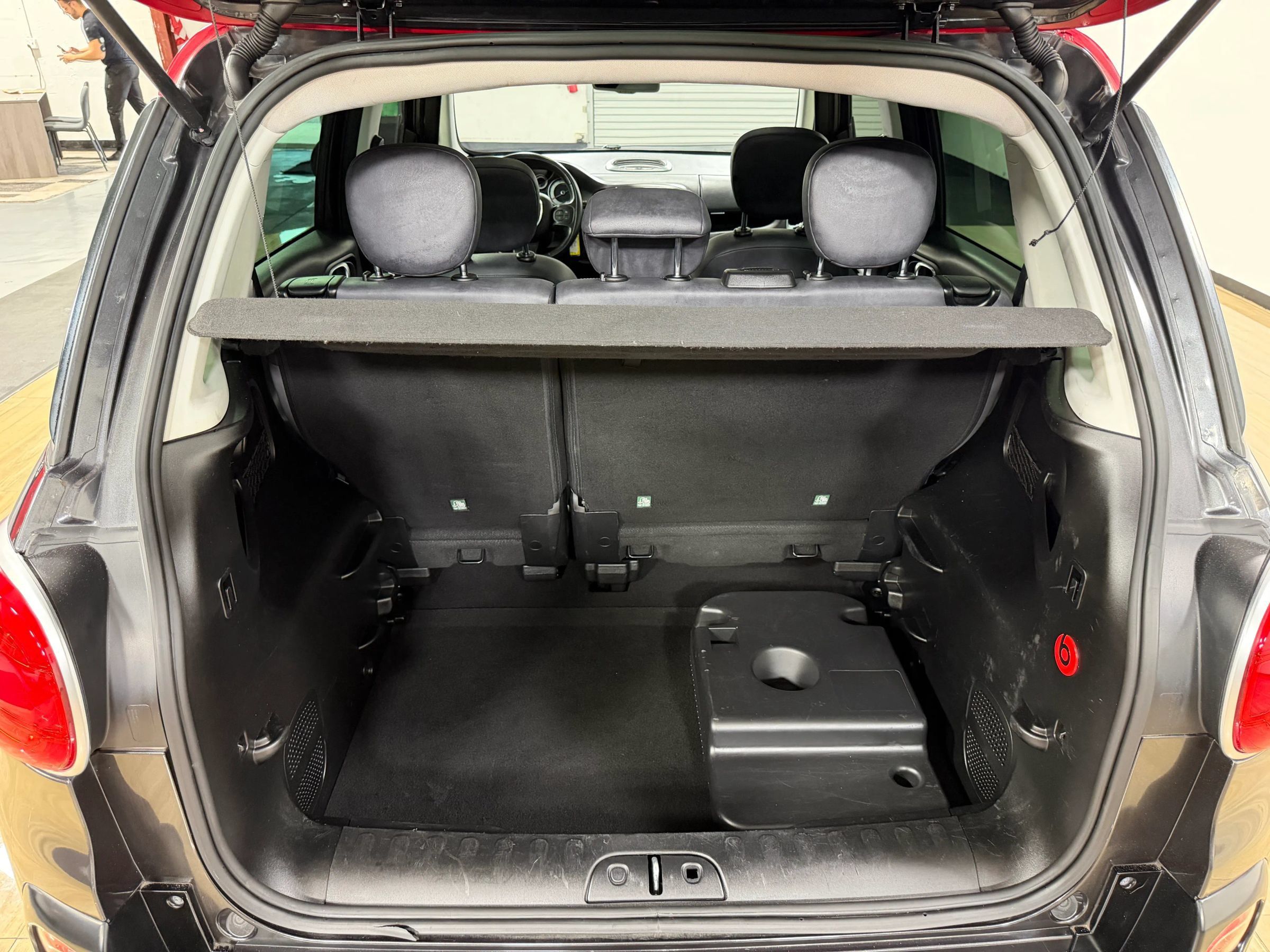Used 2017 FIAT 500L Trekking w/ Dual-Pane Sunroof Package FWD image 8