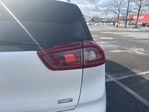 Used 2017 Kia Niro EX image 10