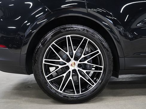 Used 2024 Porsche Cayenne AWD/4WD image 35