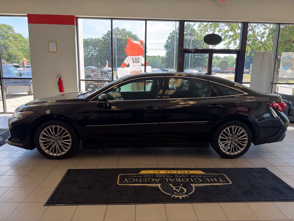 Used 2019 Toyota Avalon Limited FWD image 3