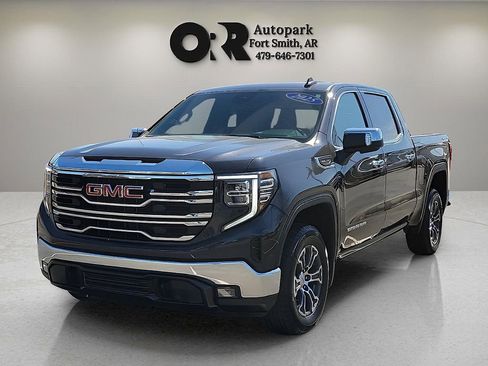 Used 2025 GMC Sierra 1500 SLT image 2