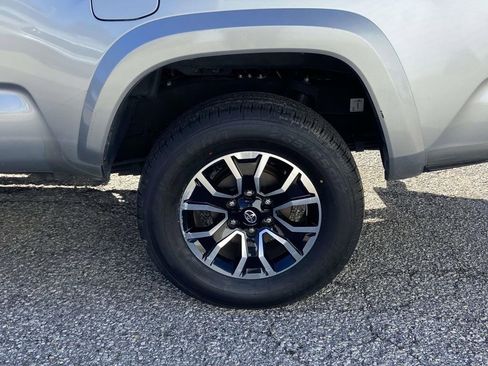 Used 2022 Toyota Tacoma TRD Sport w/ Technology Package AWD/4WD image 9