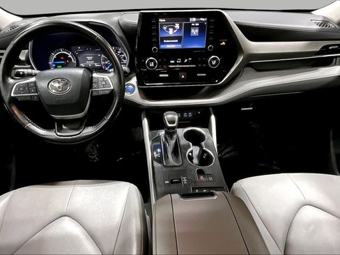 Used 2022 Toyota Highlander XLE AWD/4WD image 16