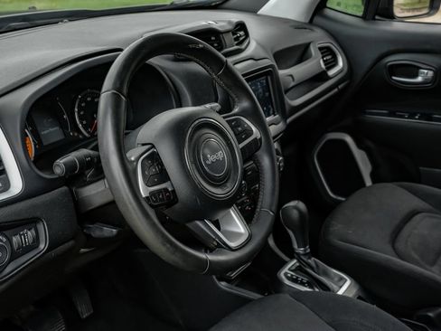 Used 2018 Jeep Renegade Latitude FWD image 19