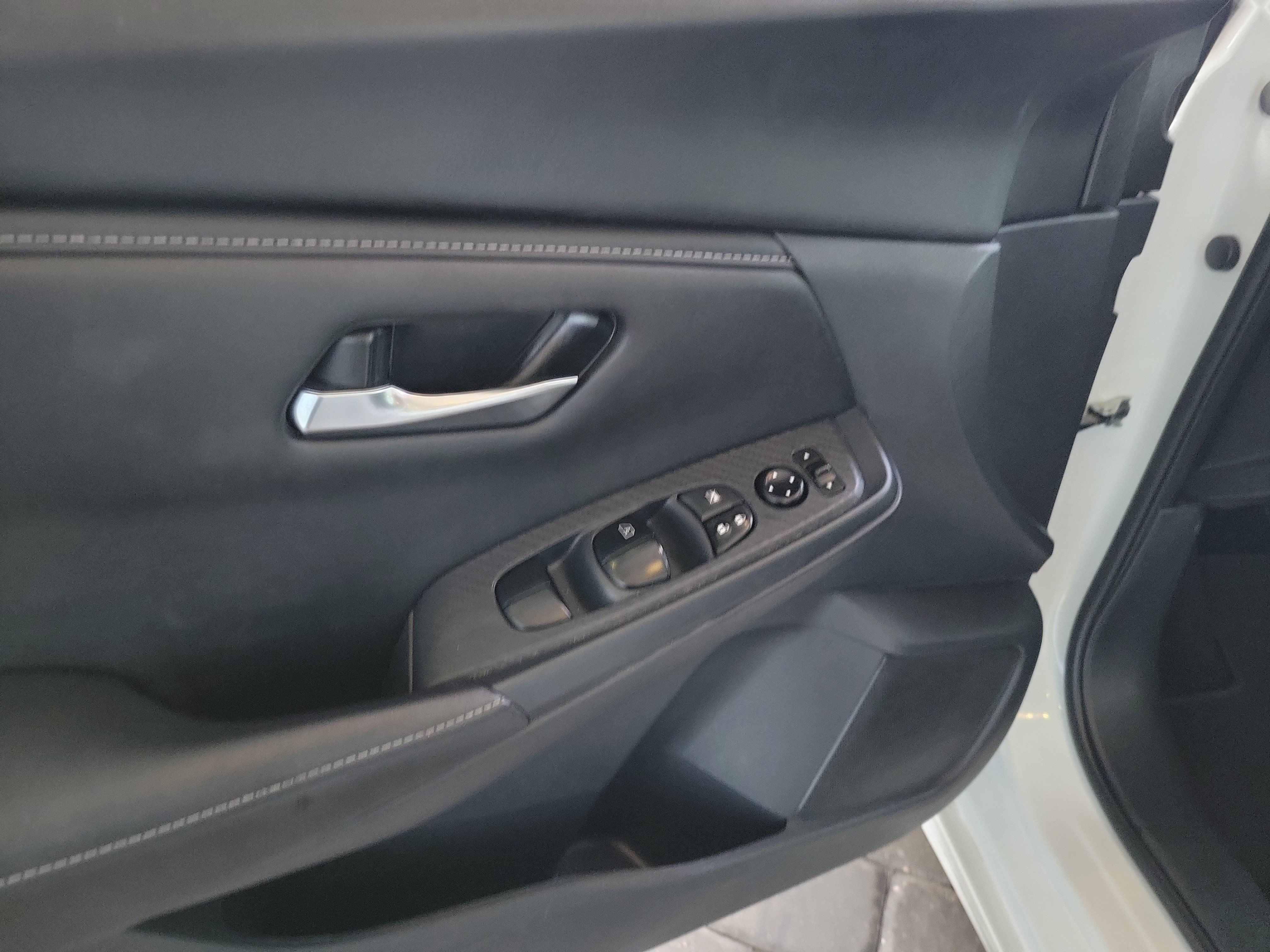 Used 2025 Nissan Sentra SV FWD image 11