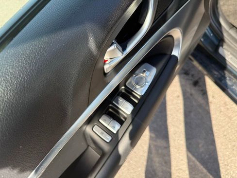 Used 2025 Genesis G70 2.5T image 12