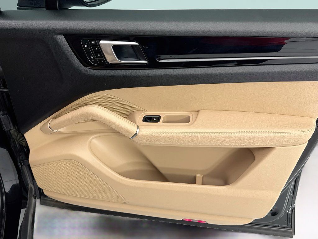 Certified 2023 Porsche Cayenne AWD/4WD image 25