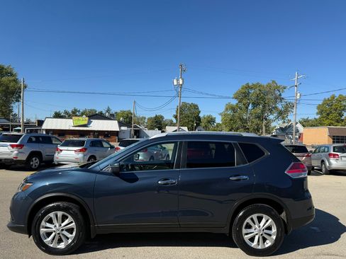 Used 2016 Nissan Rogue SV image 2
