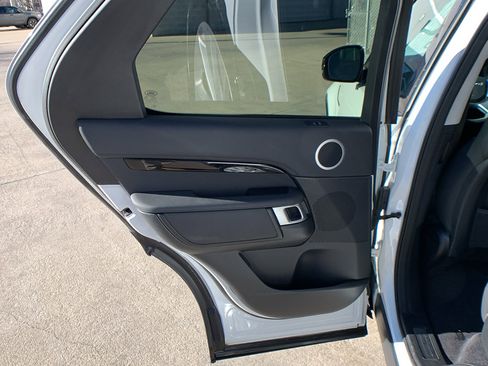 Used 2024 Land Rover Discovery S image 21