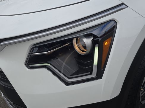 Certified 2025 Kia Niro EX image 10