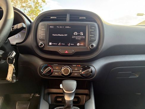 Used 2025 Kia Soul LX w/ LX Technology Package FWD image 20
