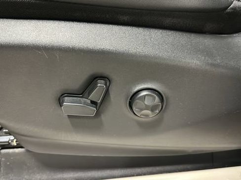 Used 2024 Chrysler Pacifica Touring-L FWD image 9