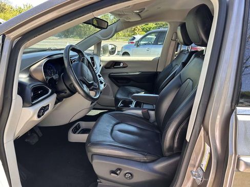 Used 2018 Chrysler Pacifica Touring-L FWD image 11