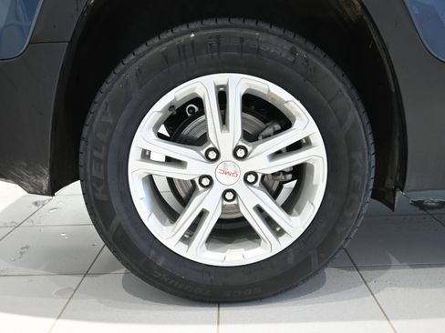 Used 2024 GMC Terrain SLE w/ Driver Convenience Package image 10