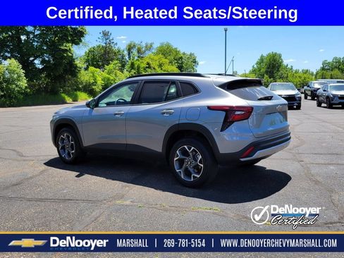 Used 2025 Chevrolet Trax LT w/ LT Convenience Package FWD image 4