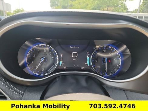 Used 2025 Chrysler Pacifica Select image 15