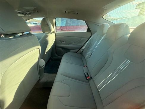 Used 2022 Hyundai Elantra SEL w/ Convenience Package image 6