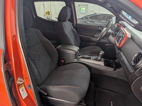 Used 2017 Toyota Tacoma TRD Sport AWD/4WD image 18