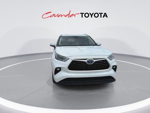 Used 2022 Toyota Highlander XLE image 3