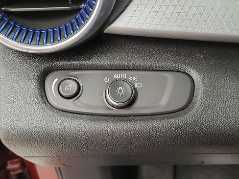 Used 2025 Chevrolet Trax LT image 32