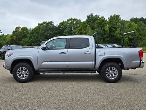Used 2017 Toyota Tacoma SR5 AWD/4WD image 2